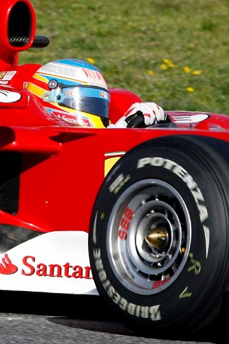 El piloto español de Fórmula Uno Fernando Alonso (Ferrari), durante la segunda jornada de entrenamientos que varias escuderías realizan en el Circuit de Catalunya.