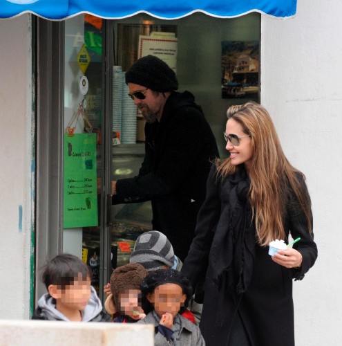 La pareja de actores estadounidenses formada por Brad Pitt (atrás) y Angelina Jolie (d) pasea con sus hijos por Venecia.