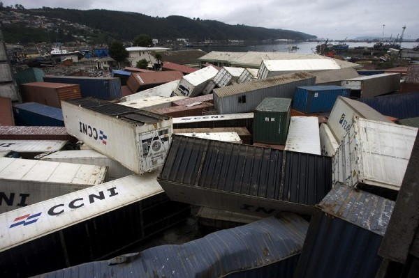Contenedores permanecen apilados en el puerto de Talcahuano.