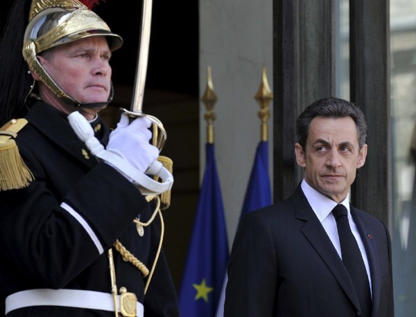 El presidente francés, Nicolas Sarkozy, aguarda la llegada del jefe del Ejecutivo español, José Luis Rodríguez Zapatero, en el Palacio Elíseo en París.