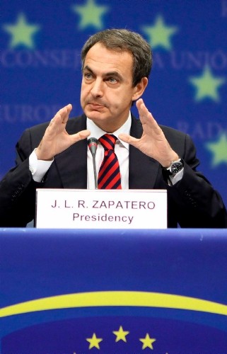 El jefe del ejecutivo español y presidente en turno de la UE, José Luis Rodríguez Zapatero, durante una rueda de prensa posterior a la Cumbre Social Tripartita por el crecimiento y el empleo.