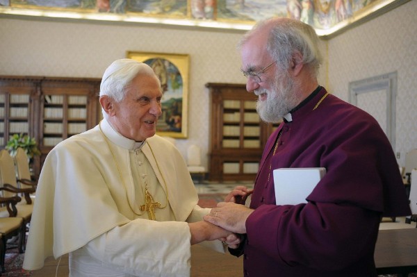 Fotografía de archivo tomada el 21 de noviembre de 2009 que muestra al Papa Benedicto XVI (i) y al arzobispo de Canterbury, Rowan Williams.