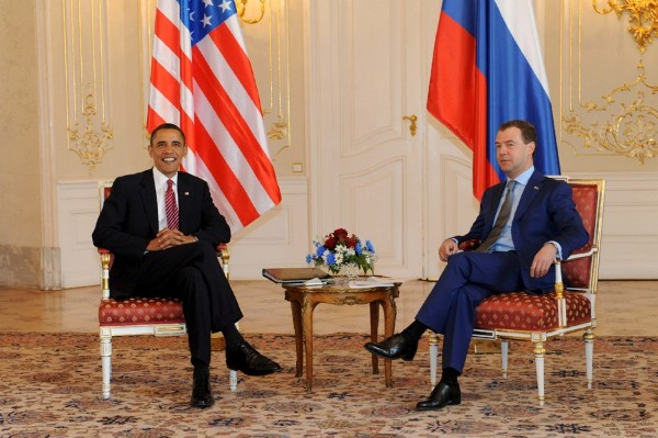El presidente estadounidense, Barack Obama (izq), mantiene una reunión con su homólogo ruso, Dmitri Medvédev.