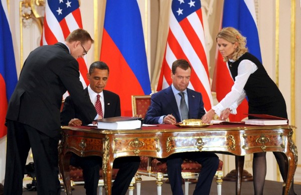 El presidente estadounidense, Barack Obama (2º izq), y su homólogo ruso, Dmitri Medvédev (2º dcha), durante la firma de un nuevo acuerdo de desarme nuclear sucesor del START, que expiró el pasado diciembre, en el Castillo de Praga (República Checa).