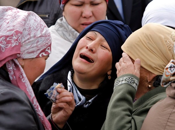 Familiares y amigos lloran la pérdida de sus seres queridos que fueron víctimas de los disturbios antigubernamentales.