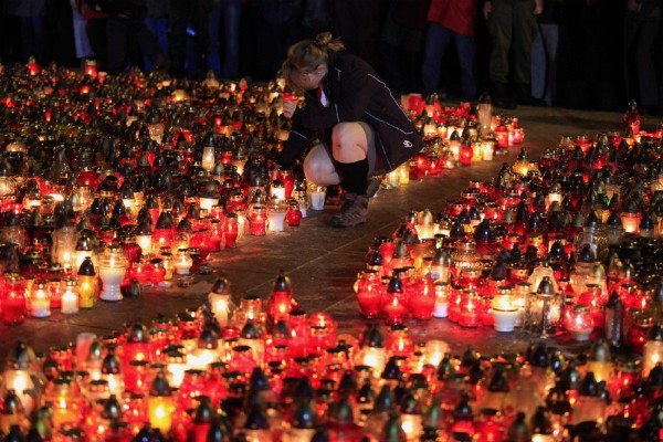 Los polacos pusieron ofrendas florales y velas para rezar frente al Palacio Presidencial de Varsovia.
