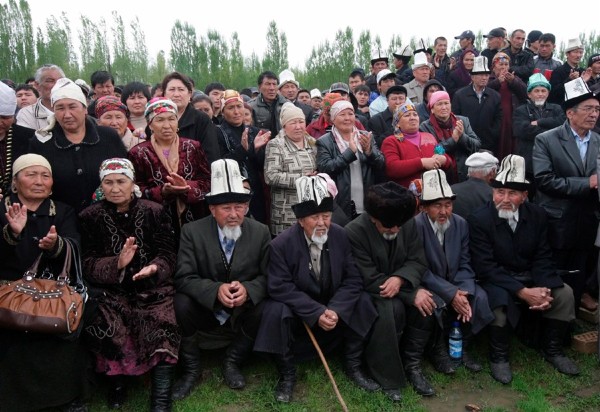 Habitantes de la aldea de Teyita, participan en un encuentro con el presidente de Kirguizistán, Kurmanbek Bakiyev.