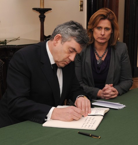 El primer ministro británico, Gordon Brown (i), y su esposa, Sarah Brown (d), firman el libro de condolencias por la muerte del presidente de Polonia, Lech Kazsinski, su esposa María, y numerosos cargos institucionales del país.