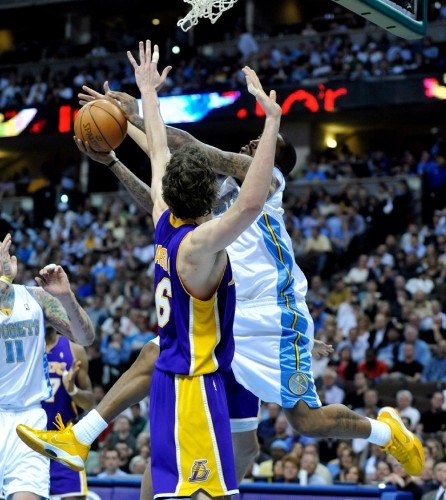 El pívot español de los Lakers de Los Ángeles intenta taponar el lanzamiento a canasta del escolta J.R.Smith (d), de los Nugget de Denver.