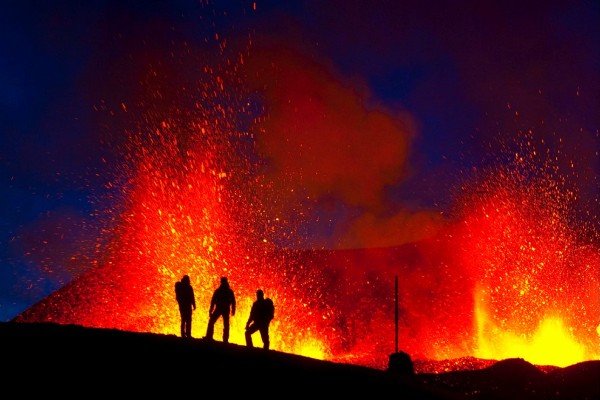 Un grupo de personas mientras observan la erupción del volcán Eyjafjallajockull al sur de Islandia.