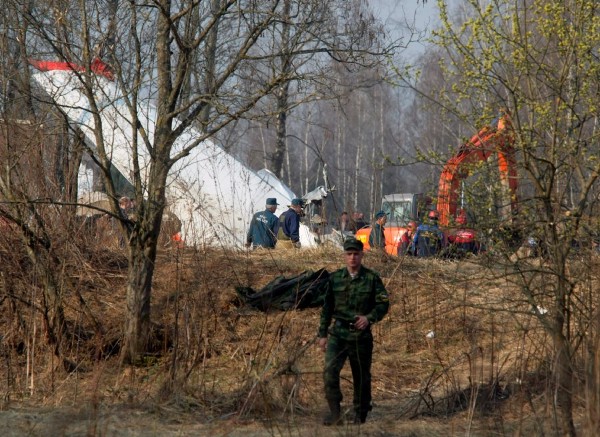 Operarios rusos trabajan en las labores de retirada de los restos del avión Tupolev Tu-154 que se estrelló el pasado 10 de abril cerca de la ciudad rusa de Smolensk.