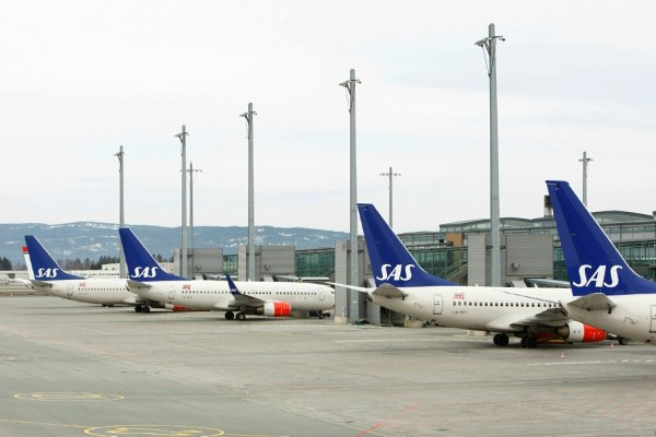 Varios aviones permanecen inoperativos en el aeropuerto Gardermoen de Oslo (Noruega).