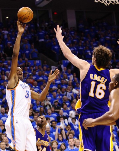 El jugador de los Lakers de Los Ángeles Pau Gasol (d) intenta bloquear el lanzamiento de Kevin Durant.