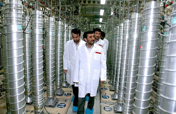 El presidente Mahmoud Ahmadinejad inspeccionando la planta de enriquecimiento nuclear de Natanz.