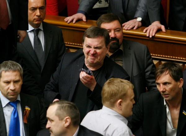 Un miembro de la oposición parlamentaria ucraniana se limpia la cara de sangre tras una pelea en el Parlamento en Kiev (Ucrania).