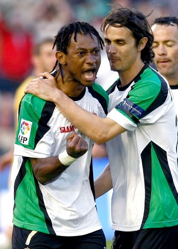 El delantero burundés del Racing de Santander, Mohammed Tchité (i), junto a su compañero, Toni Moral tras marcar el gol del empate ante el Espanyol.