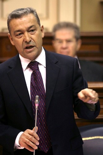 El presidente del Gobierno de Canarias, Paulino Rivero, en una de sus intervenciones del pleno de hoy del Parlamento.