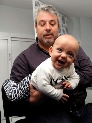 El fisioterapéuta y profesor de la Facultad de Ciencias de La Salud de Las Palmas José Luis Pérez muestra con el pequeño Hugo, de ocho meses.
