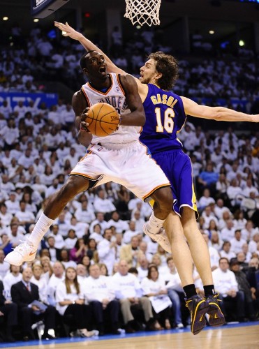 El jugador español Pau Gasol (d) de los Lakers de Los Ángeles intenta bloquear a Jeff Green (i) de los Thunder de Oklahoma.