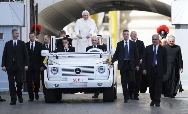 El Papa Benedicto XVI saluda a varios miles de fieles desde su 