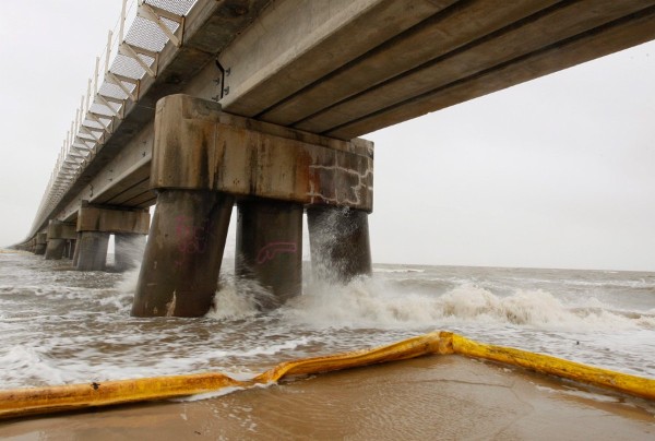 Un trozo de barrera llega a la playa de Bay St. Louis, Misisipi (EEUU).