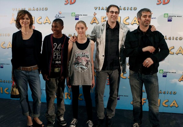 La actriz Verónica Blume (i), los niños Raymond Mvula (2i) y Eva Gerretsen (c), el director Jordi Llompart (2d) y el actor Adriá Collado (d), protagonistas de 