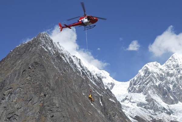 Momento del rescate en el Annapurna de los montañeros españoles Juan Oiarzábal y Carlos Pauner por un helicóptero de Fishtail Air.