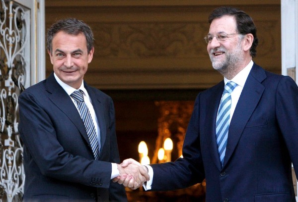 El presidente del Gobierno, José Luis Rodríguez Zapatero (i), y el líder del PP, Mariano Rajoy (d), se han saludado hoy amistosamente, y entre sonrisas, en la escalinata del Palacio de La Moncloa, poco antes del comienzo de la reunión en la que ambos hablarán de Grecia y del modelo financiero.