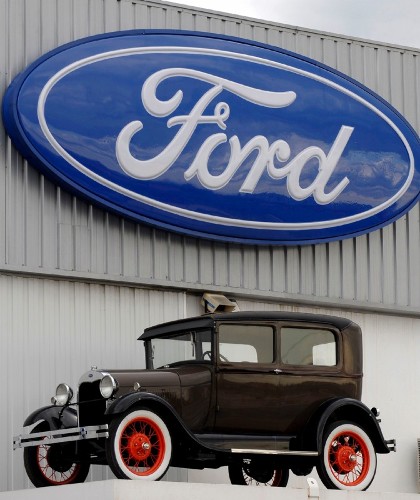 Un modelo clásico se exhibe bajo el logotipo de Ford en un concesionario de Valencia.