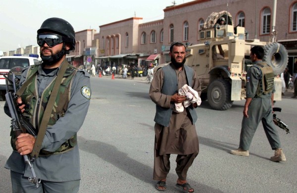Policías afganos montan guardia en un puesto de control en Kandahar (Afganistán).