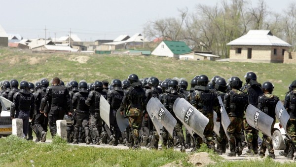 La policía se aproxima al asentamiento de Nizhnyaya Ala-archa, en las afueras de Biskek.