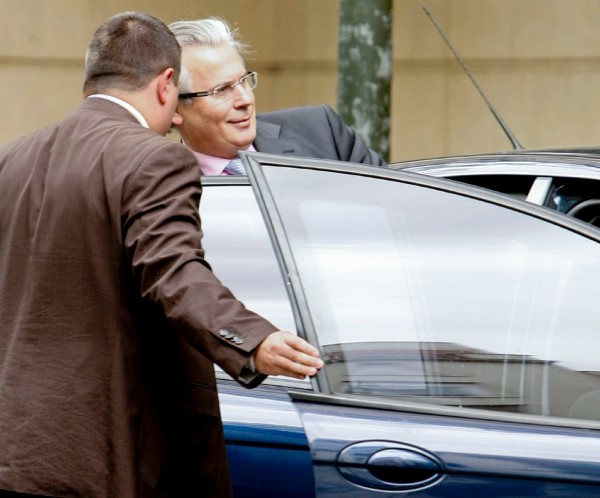 El juez de la Audiencia Nacional Baltasar Garzón (d), entra en el coche a su salida de la Audiencia Nacional.