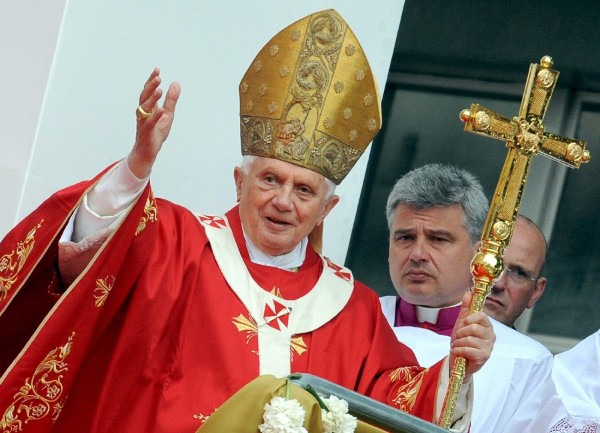 El papa Benedicto XVI saluda a los fieles a su llegada la misa al aire libre que ofició en Oporto (Portugal).
