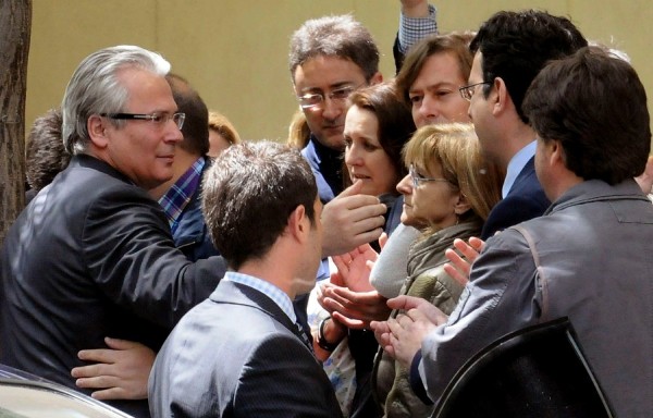 El juez Baltasar Garzón (i) saluda a un grupo de simpatizantes a su salida de la Audiencia Nacional.