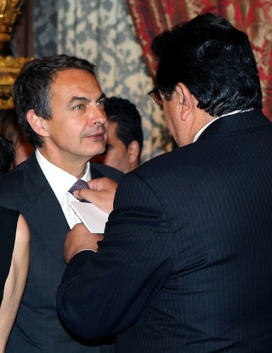 El presidente de Perú, Alan García (d), coloca el nudo de la corbata al presidente del Gobierno, José Luis Rodríguez Zapatero.