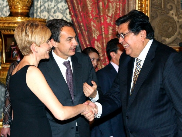 El Presidente del Gobierno, Jose Luis Rodriguez Zapatero (c), acompañado por su mujer, Sonsoles Espinosa, saludan al Presidente de Perú, Alan García (d).
