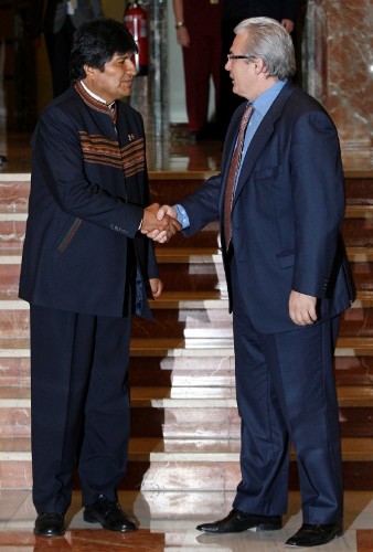 El presidente de Bolivia, Evo Morales, saluda al juez Baltasar Garzón.