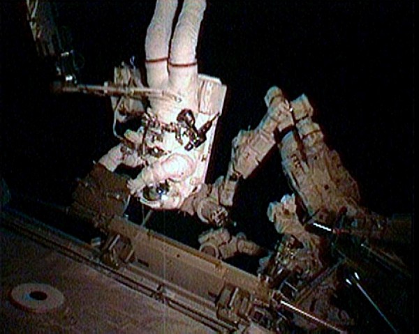 Stephen Bowen, especialista de la misión STS-132, durante el primer paseo espacial de la misión.