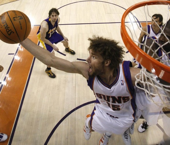 El jugador de los Suns de Phoenix Robin López gana un rebote a los Lakers.