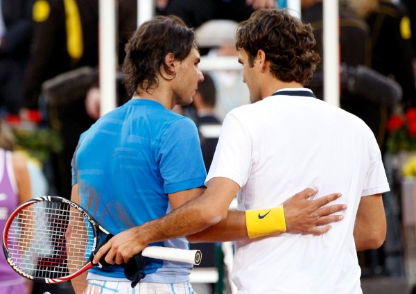 El tenista español Rafa Nadal saluda al suizo Roger Federer tras vencerle en la final del Masters 1000 de Madrid.
