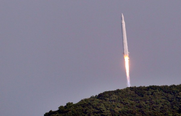 El cohete espacial Naro-1 (KSLV-1) despega desde la base espacial de la isla de Naro.