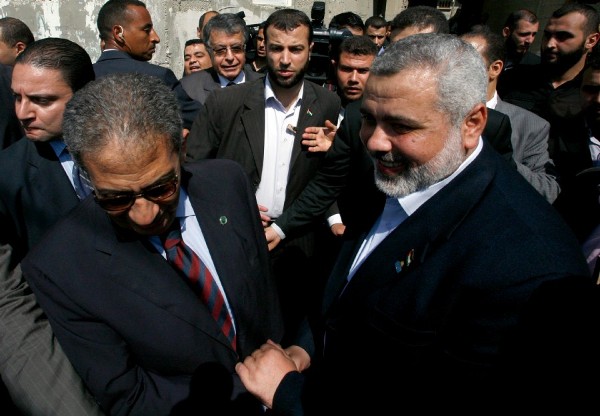 El dirigente del movimiento islamista palestino Hamas, Ismail Haniya (dcha), y el secretario general de la Liga Árabe, Amro Musa, durante la visita de Musa la Franja de Gaza.