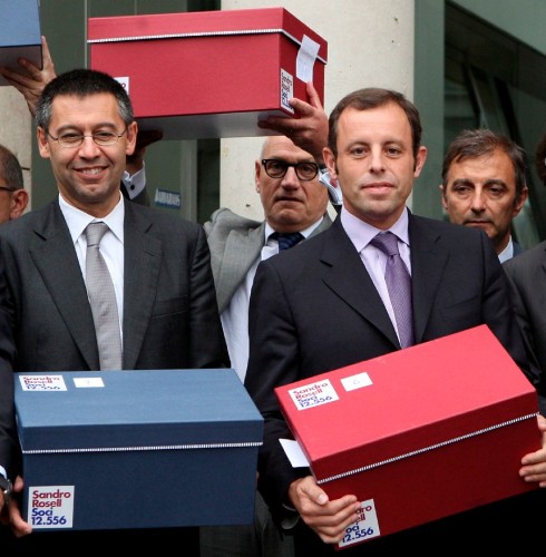 El candidato a la presidencia al F.C.Barcelona, Sandro Rosell (d) y Josep Maria Bartomeu (i), número dos de la precandidatura a la presidencia del Barça, durante la entrega de firmas.