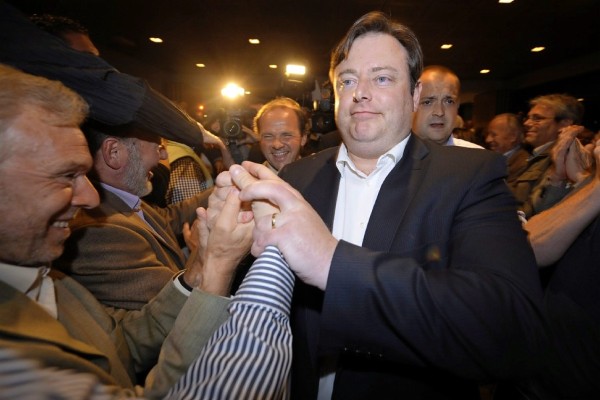El director del partido nacionalista flamenco N-VA, Bart De Wever (c), saluda a sus seguidores.