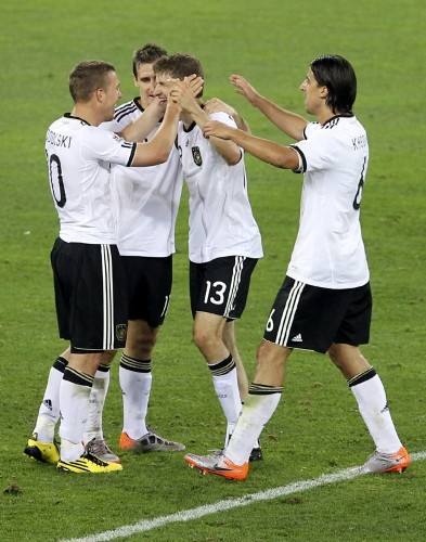 De izquiera a derecha los jugadores de Alemania Lukas Podolski, Miroslav Klose, Thomas Mueller y Sami Khedira celebran la victoria del equipo ante Australia tras el partido del Mundial Sudáfrica 2010, en el que la selección alemana ganó por marcador de 4-0, en Durban (Sudáfrica).