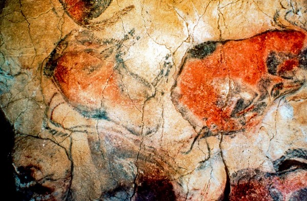 Fotografía de archivo de las pinturas rupestres en las Cuevas de Altamira en la localidad de Prado de Altamira en Santillana del Mar (Cantabria), en la que puede verse un gran techo con bisontes. 