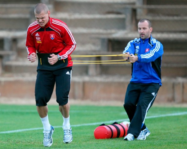El defensa Martin Skrtel participa en un entrenamiento de la selección de Eslovaquia.