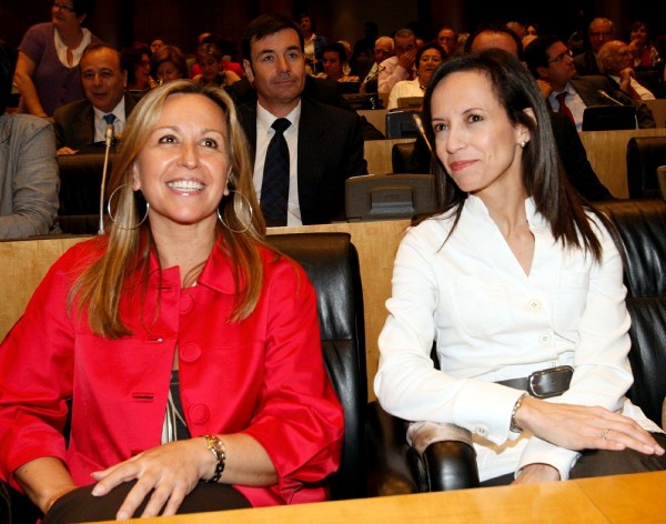 Las ministras de Sanidad, Trinidad Jiménez (i), y de Vivienda, Beatriz Corredor.