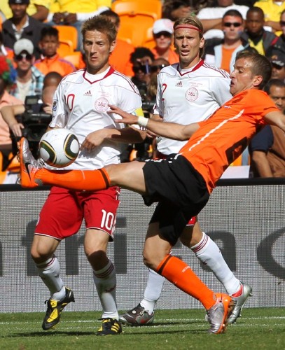 El holandés Rafael van der Vaart (d) controla el balón frente a los daneses Martin Jorgensen (i) y Poulsen.