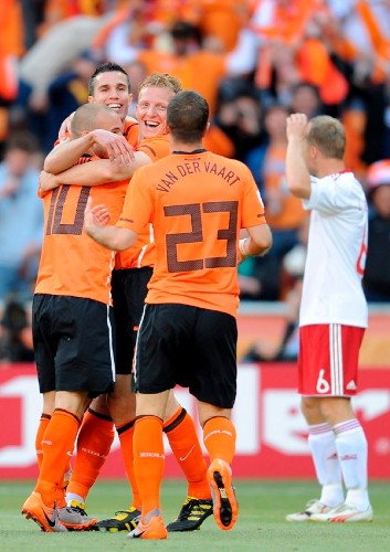 Los holandeses (i-d) Marc van Bommel Wesley Sneijder, Robin van Persie, Dirk Kuyt y Rafael van der Vaart se abrazan para celebrar el 1-0,.